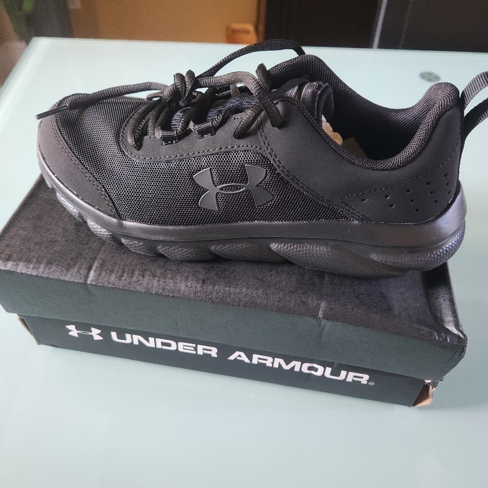 Under Armor GS Asser 8, size Y7, big kids, black, new with box, never worn